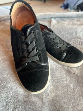 Vionic Podiatrist Designed Women’s 7 Black Suede Like Slip On Shoes, good cond.